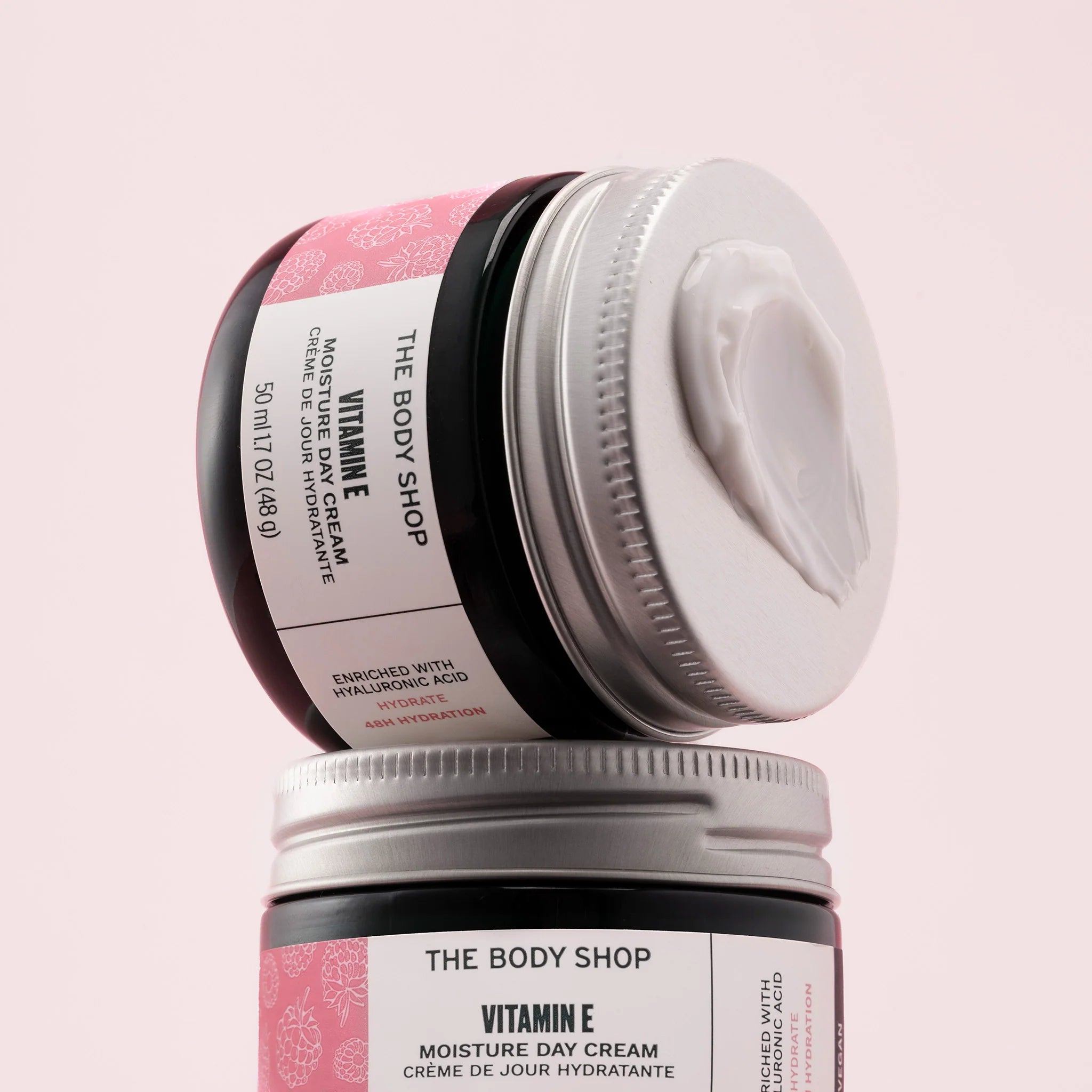 Vitamin E dagcreme krukker stablet med produkt på låget